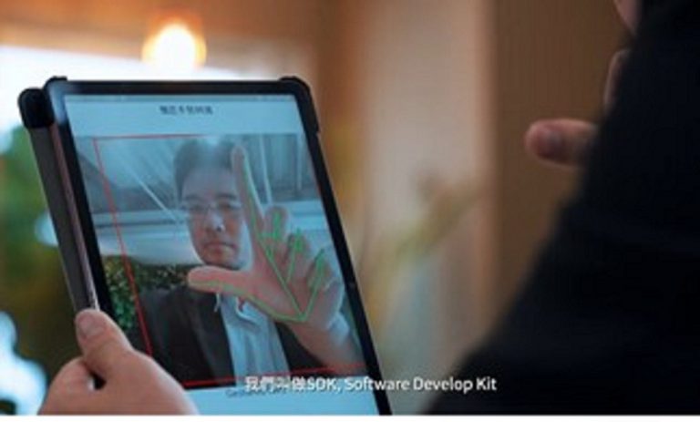 圖三 雅匠蔡明勳執行長親自示範手勢辨識系統